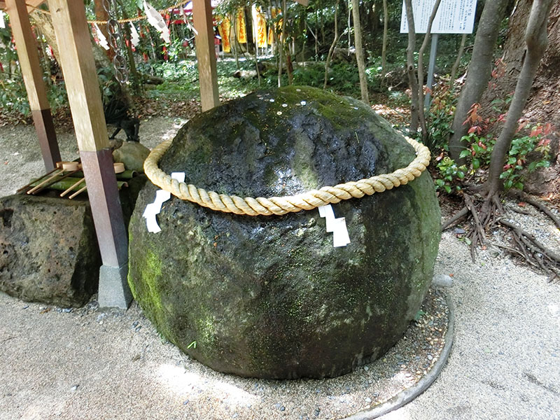 花の窟神社の丸石