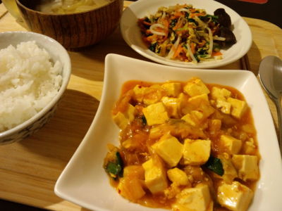キムチ麻婆豆腐と野菜のにんじんしりしり風ほか