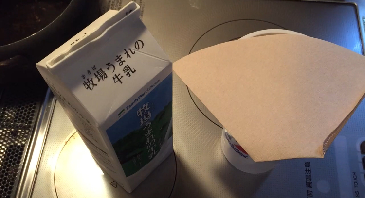 クリームチーズの原料乳となる牛乳本体の写真