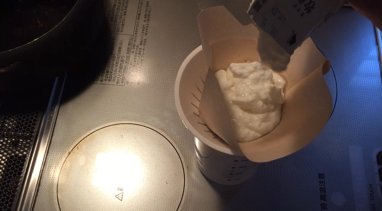 ヨーグルトをペーパーフィルターに流し入れる様子の写真