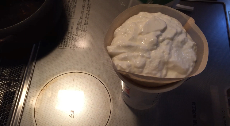 ホエーを取り除く作業の写真