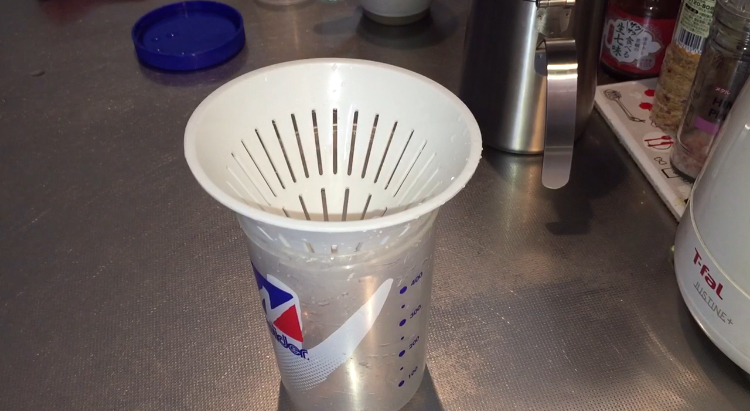 容器に水切りカップをセットした写真