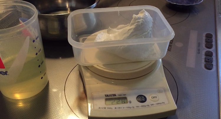 ギリシャヨーグルトのグラムを計る最中の写真