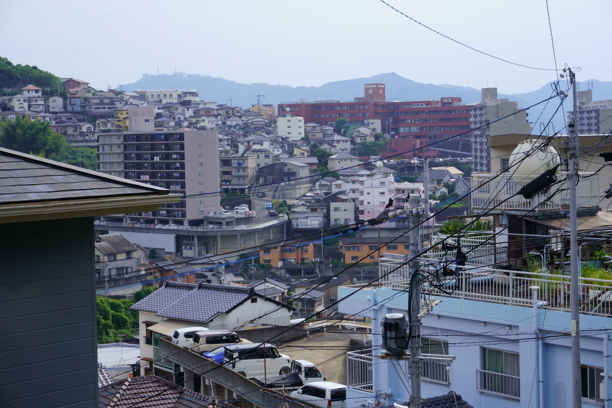 バスで向かう。急斜面にマンションが建つ姿が新鮮。