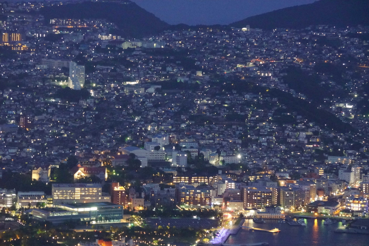 海沿いと住宅街の夜景。