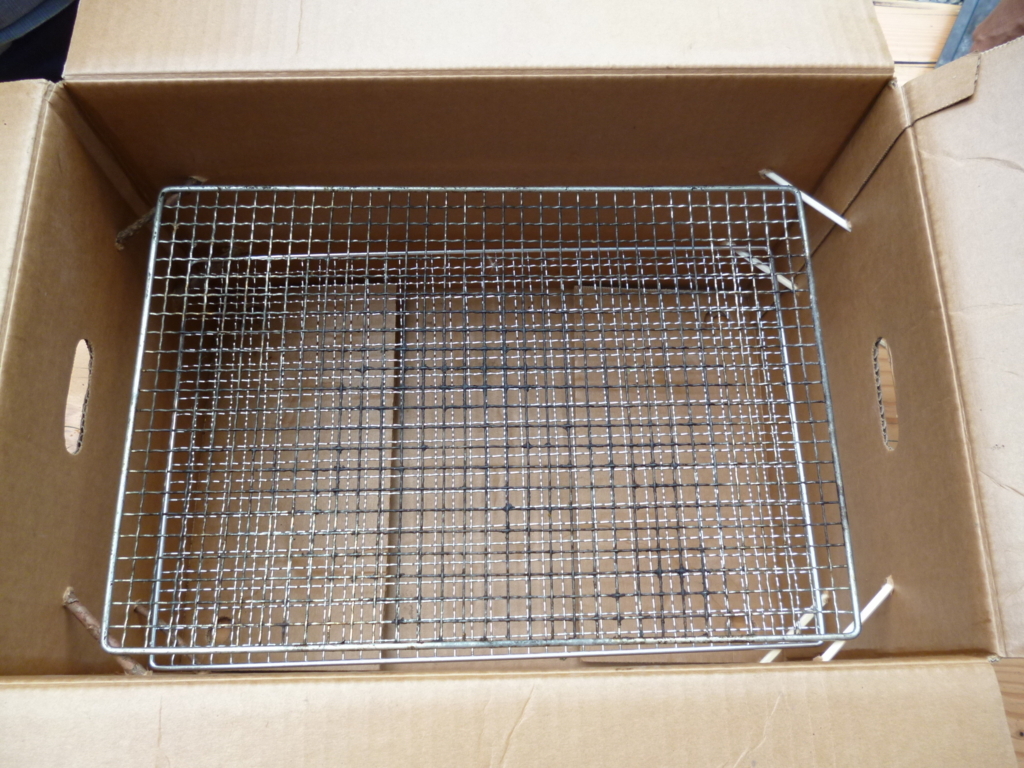 キャンプにおすすめ燻製の会 簡単5分 初心者でもできる簡単ダンボール燻製器作り 僕らの集会所建築プロジェクト