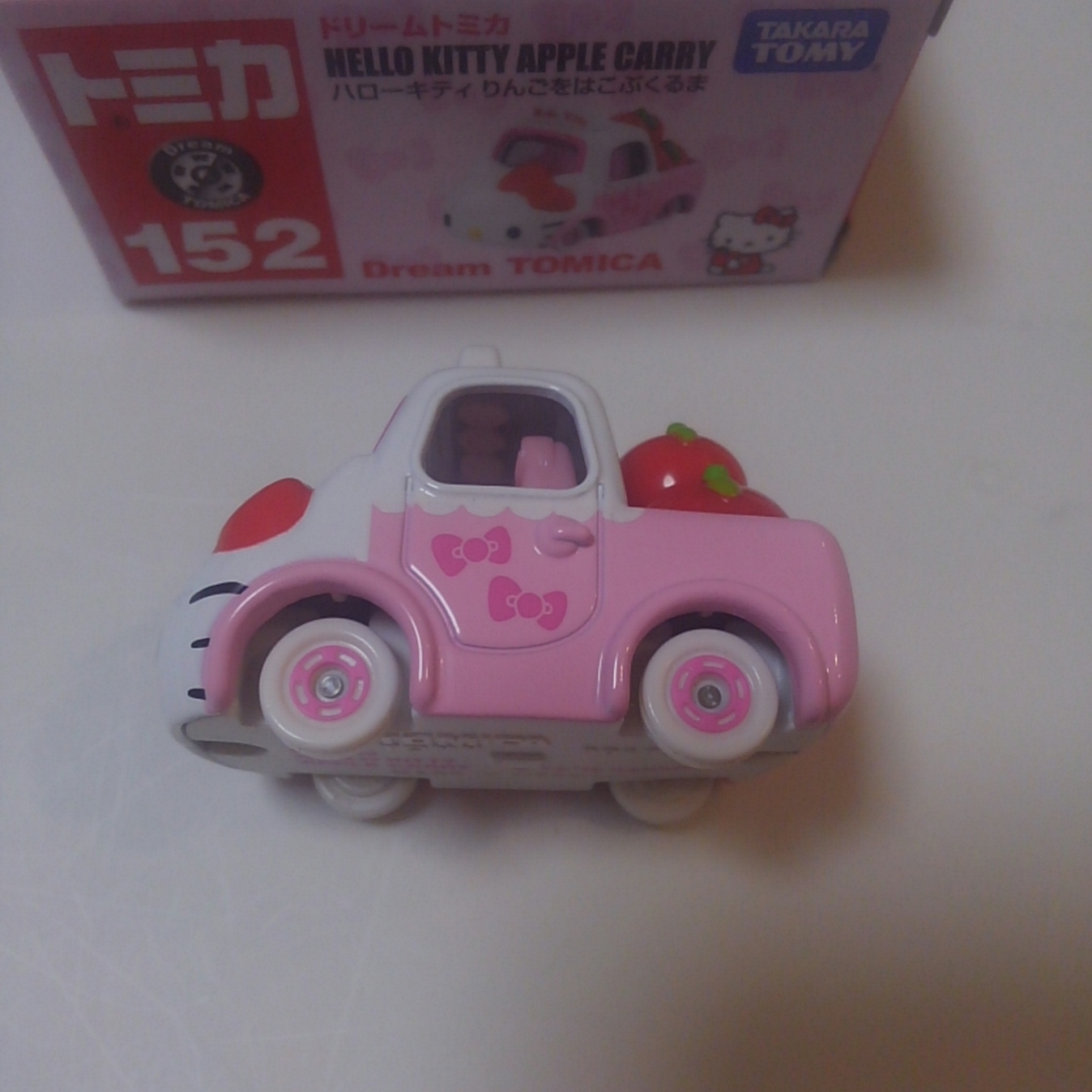 ドリームトミカ ハローキティ りんごをはこぶくるま