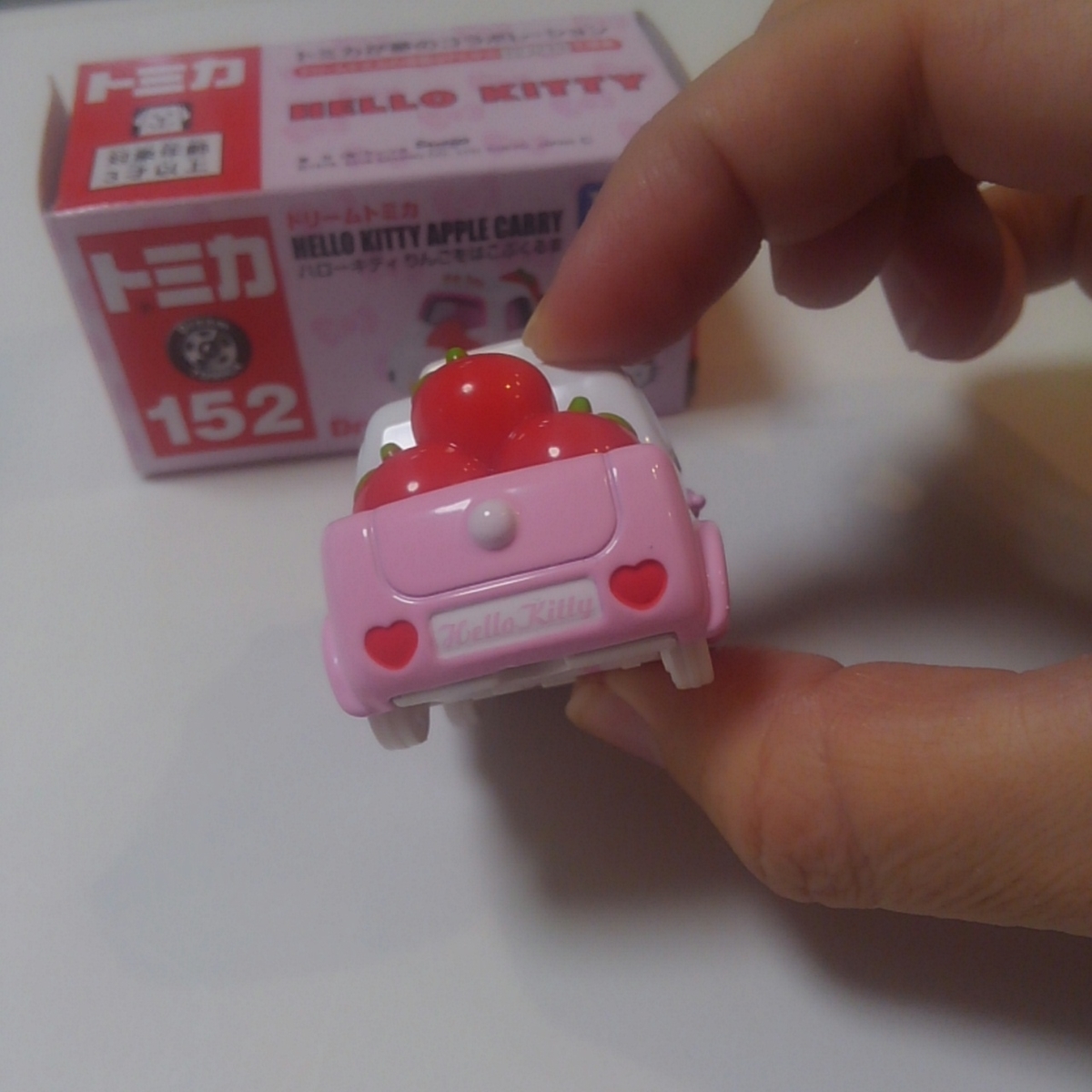 ドリームトミカ ハローキティ りんごをはこぶくるま