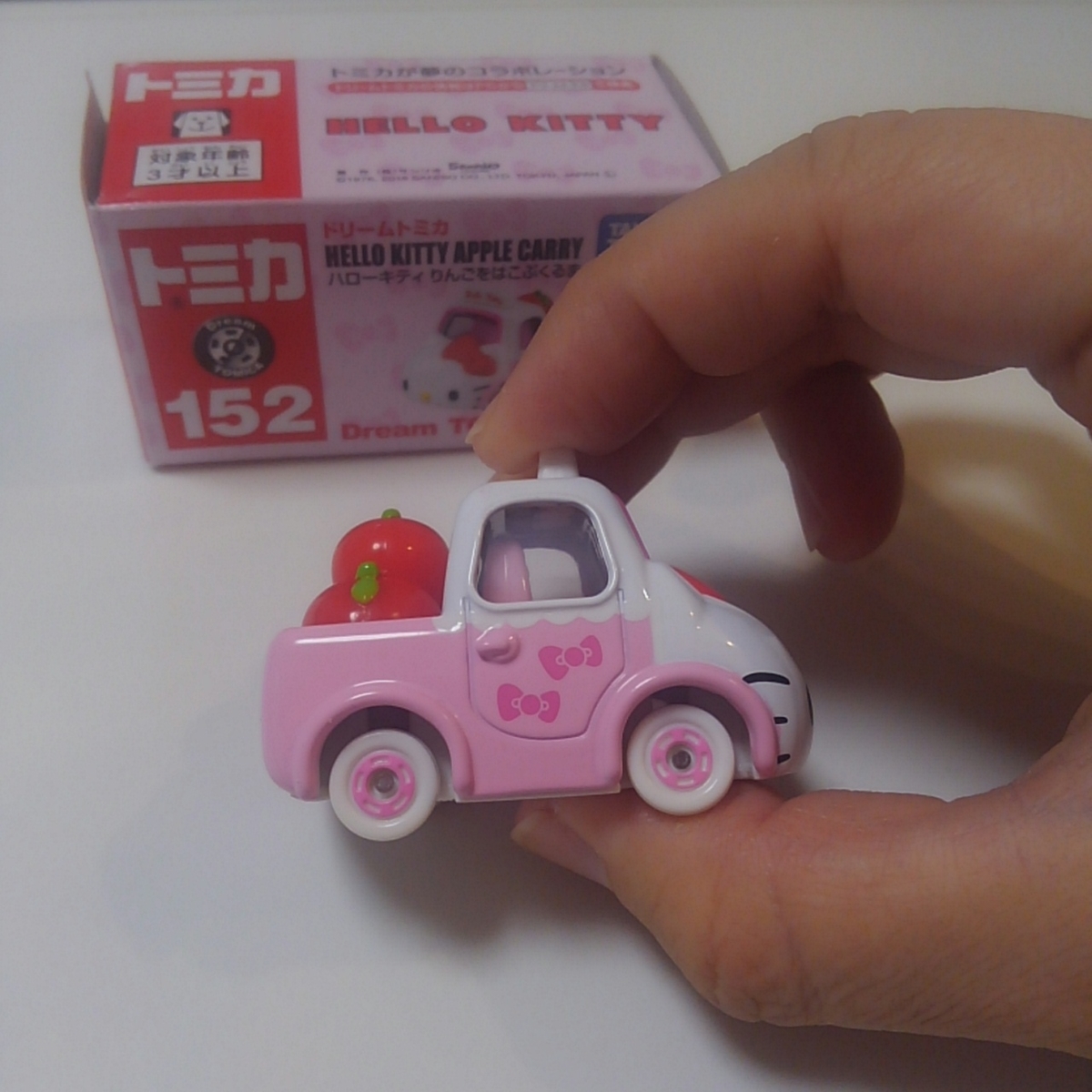 ドリームトミカ ハローキティ りんごをはこぶくるま