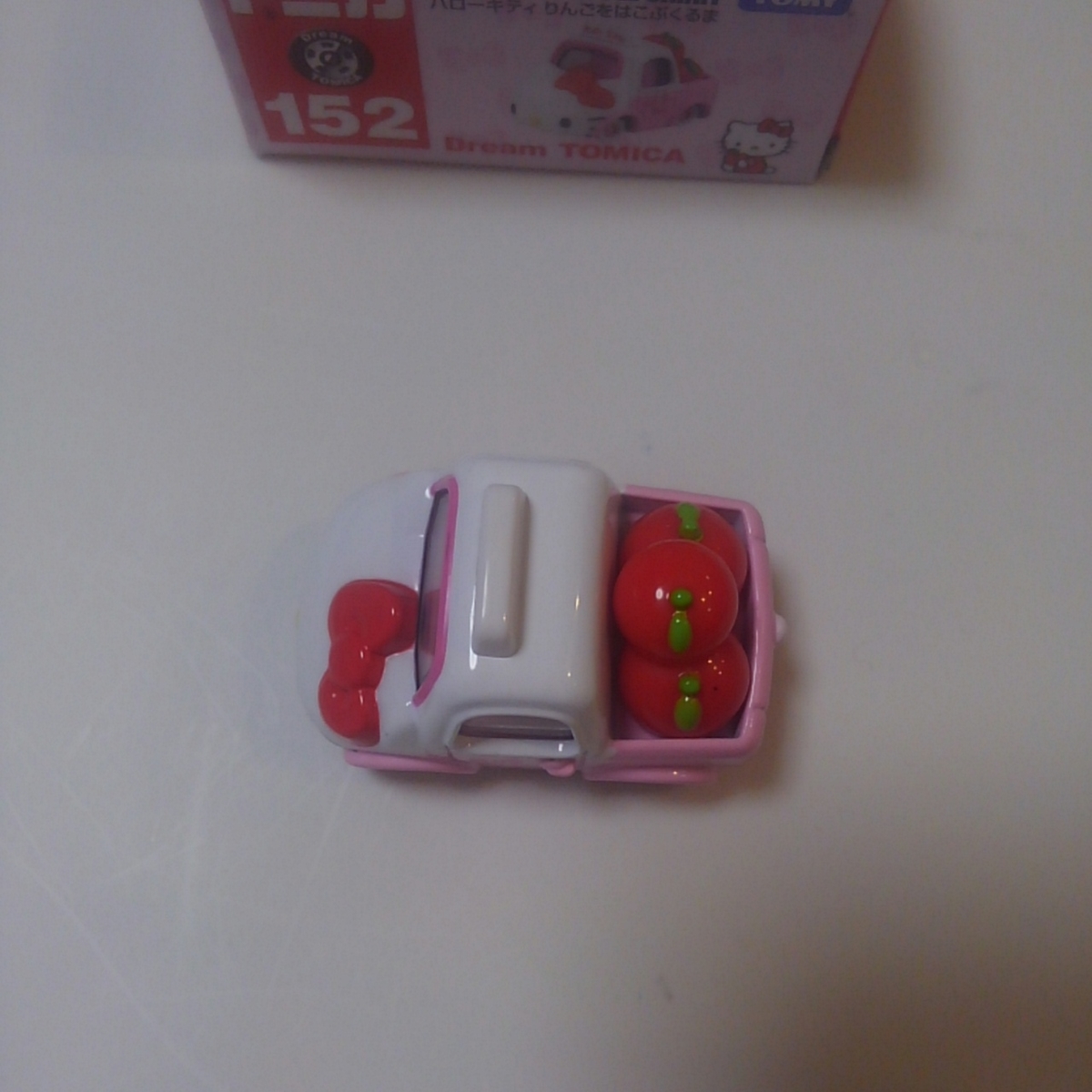 ドリームトミカ ハローキティ りんごをはこぶくるま