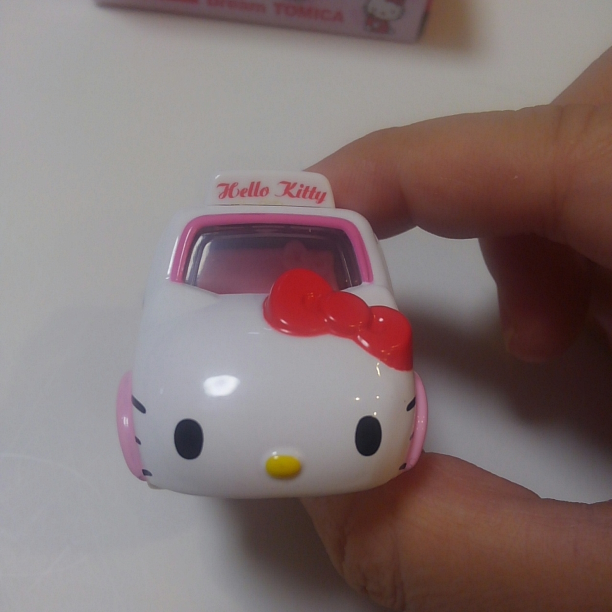 ドリームトミカ ハローキティ りんごをはこぶくるま