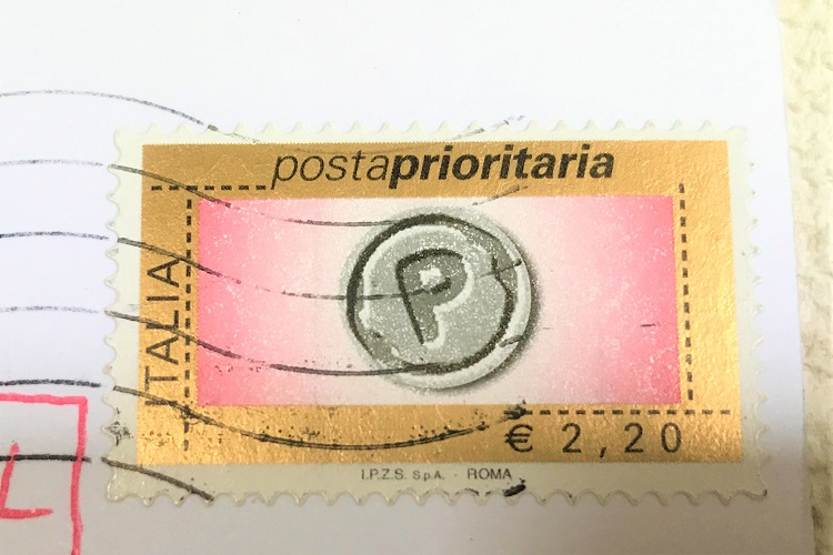 イタリアから日本へのエアメールについて。この郵便会社の切手は買っ