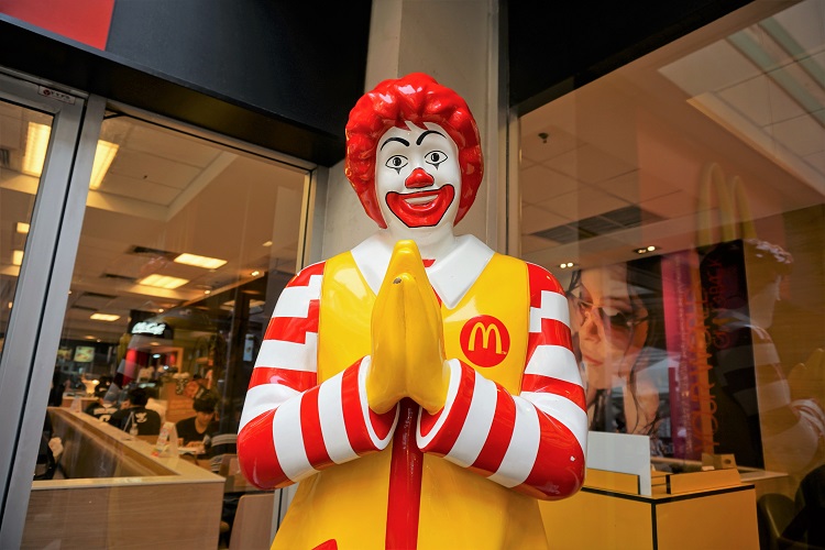 ひとこと写真) タイのマックのキャラクター「ドナルド」 - いろのたび