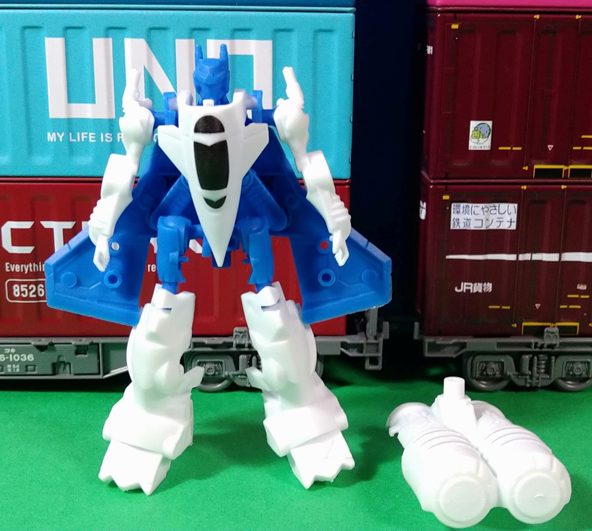 合金使用で激重！ 6体の軍事兵器がロボットに変形し、巨大