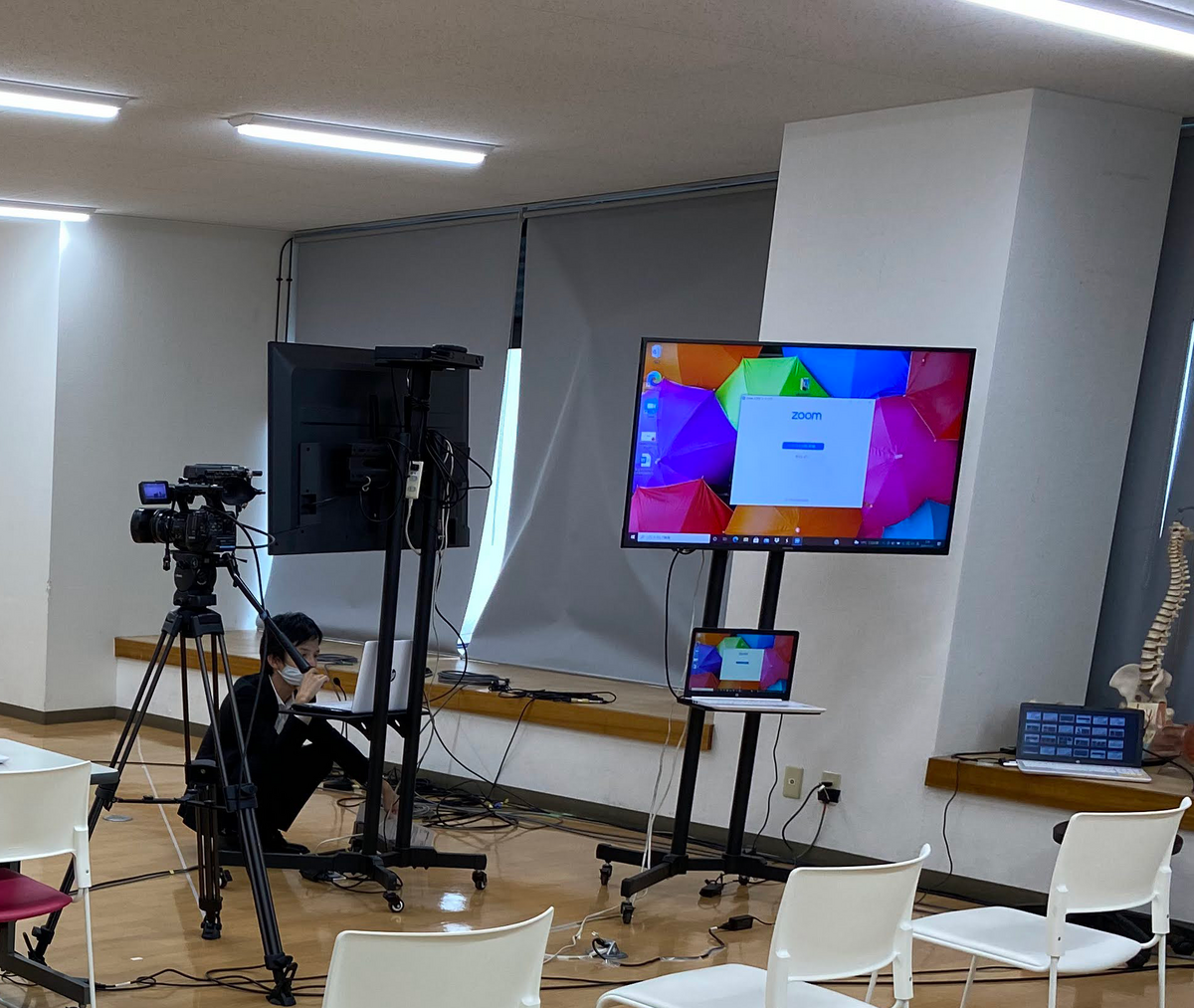 多くの場所にディスプレイを設置しオンライン上の参加者と対話