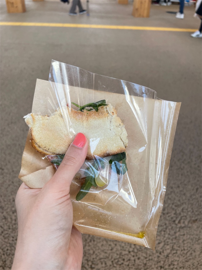 イタリア館でテイクアウトできるサンドイッチ（ピンサ）