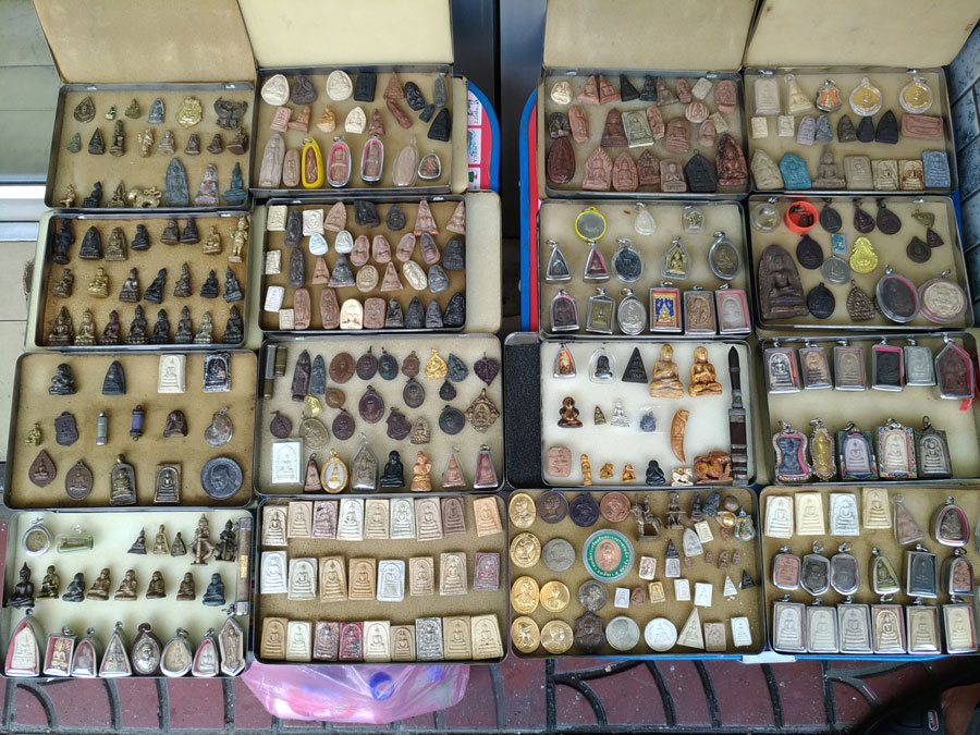 タイのお守り プラクルアン - A Dog's World