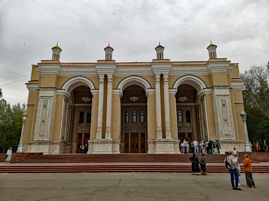 バレエ「千夜一夜物語」鑑賞ナヴォイ劇場 A Dog's World