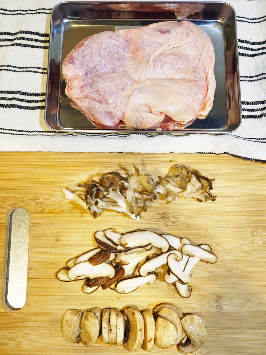 家政婦の志麻さんレシピ チキンステーキのきのこ詰め タプナードソースでアレンジ ときめき暮らし