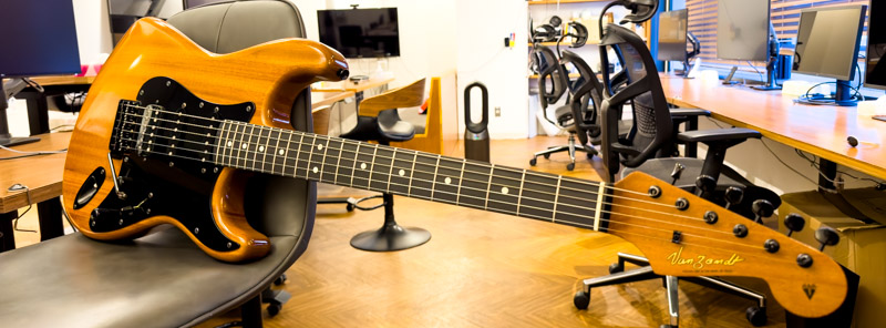 わがまま言って作ってもらったオールマホガニーのストラトタイプ