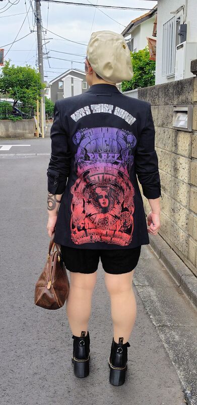 Jean Paul GAULTIER 2014SS ジャケットとTシャツで前後同グラフィックプリントを着た全身の後ろ向き写真