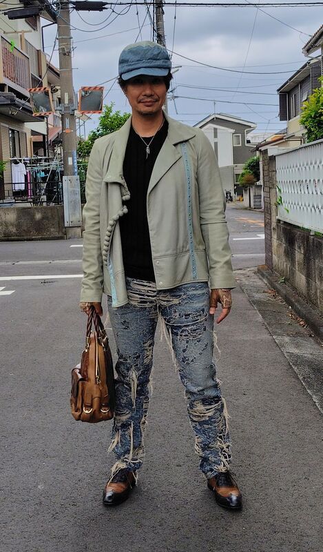 Maison Martin Margiela 2009SS (by Martin Margiela)のレザージャケットとDIESEL 2025SS (by Glenn Martens)のデニムパンツを履いた全身写真