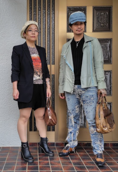 Maison Martin Margiela 2009SS (by Martin Margiela)のレザージャケットとDIESEL 2025SS (by Glenn Martens)のデニムパンツを履いた人とJean Paul GAULTIER 2014SS ジャケットとTシャツで前後同グラフィックプリントを着た人の並んだ前向き姿の写真