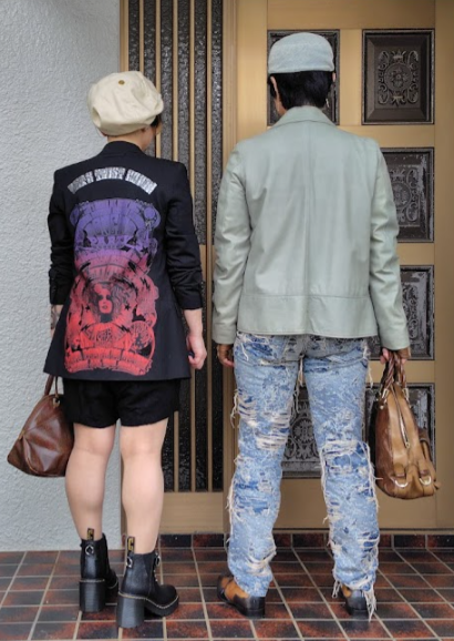 Maison Martin Margiela 2009SS (by Martin Margiela)のレザージャケットとDIESEL 2025SS (by Glenn Martens)のデニムパンツを履いた人とJean Paul GAULTIER 2014SS ジャケットとTシャツで前後同グラフィックプリントを着た人の並んだ後ろ姿の写真
