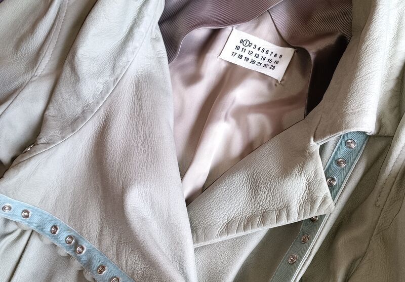 Maison Martin Margiela 2009SS (by Martin Margiela)のレザージャケットのカレンダータグの写真
