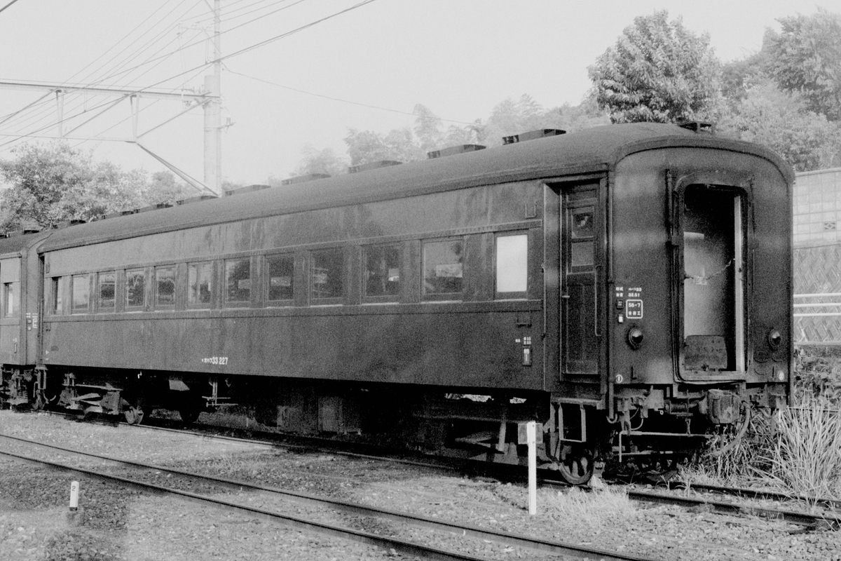 山陰線 玉造温泉留置の旧型客車 22-1（オハフ33 227/229/127） - 一睡