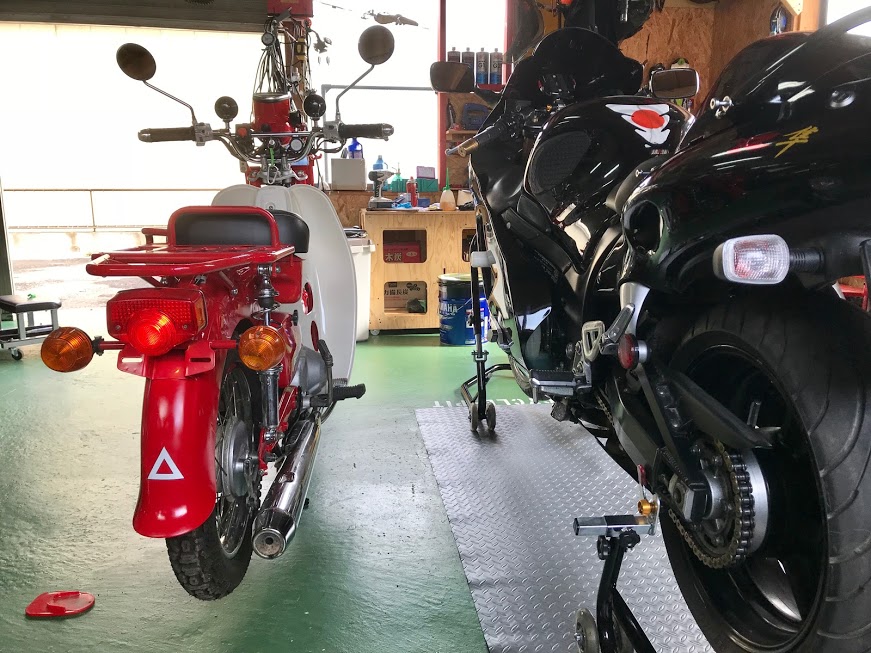 これはスーパーカブですか？ はい。郵政カブです。 - バイクとガレージ