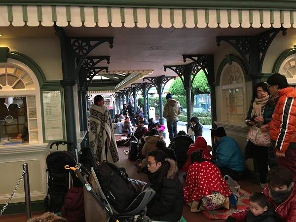 東京ディズニーランド開園待ち