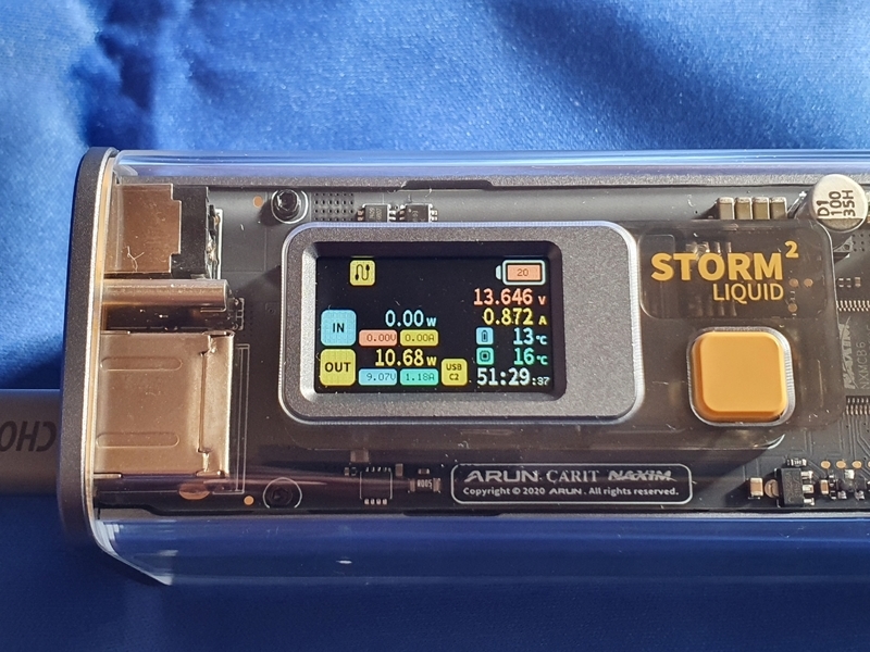 モバイルバッテリーSTROM2はスケルトンデザインと出力・入力を