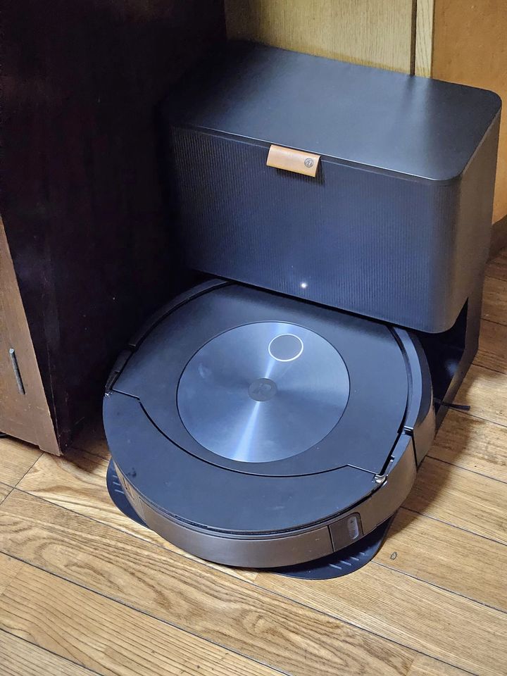 【不具合品】アイロボット iRobot ルンバ j7+ 不具合品】アイロボット iRobot ルンバ j7+
