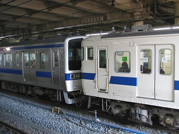 415系ステンレス車と鋼製車のランデブー