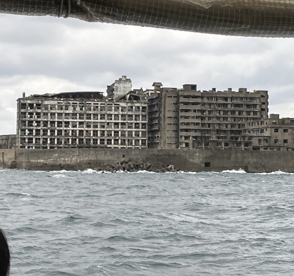 荒波から臨む軍艦島