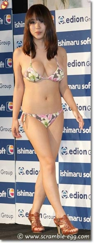 西田麻衣水着画像