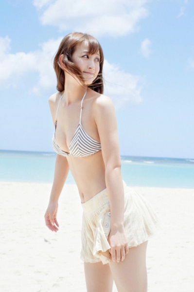 小松彩夏水着画像