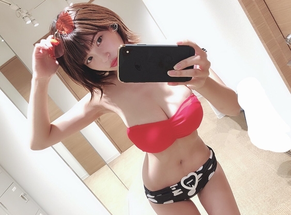 岸明日香水着画像