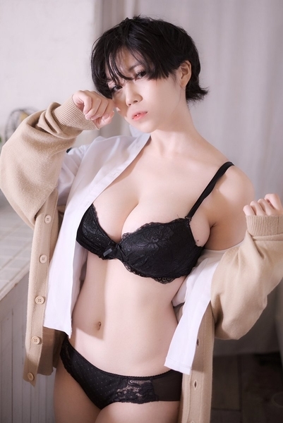 伊織いお水着画像