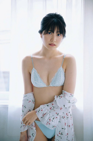 吉田莉桜水着画像