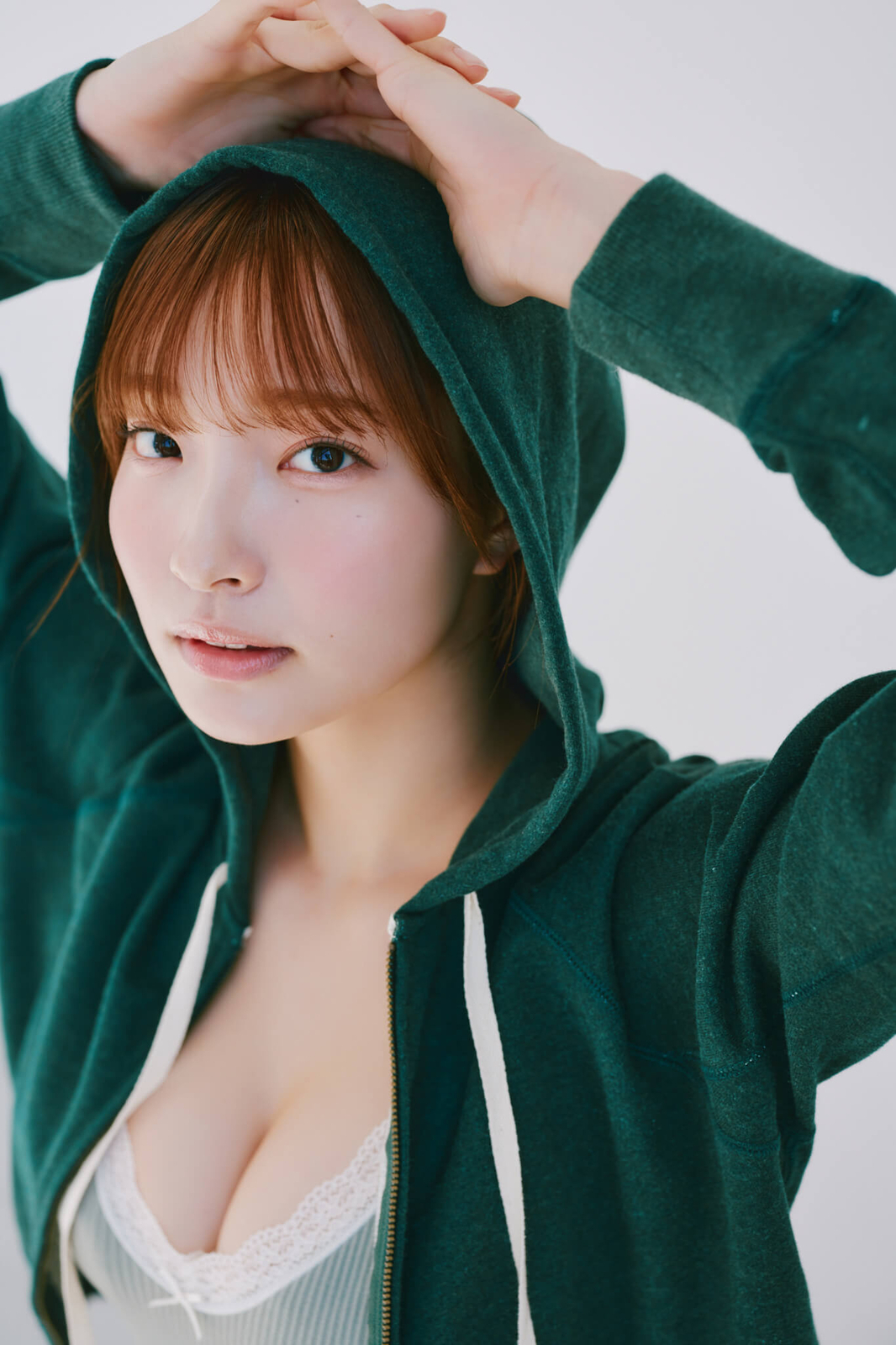 里仲菜月水着画像