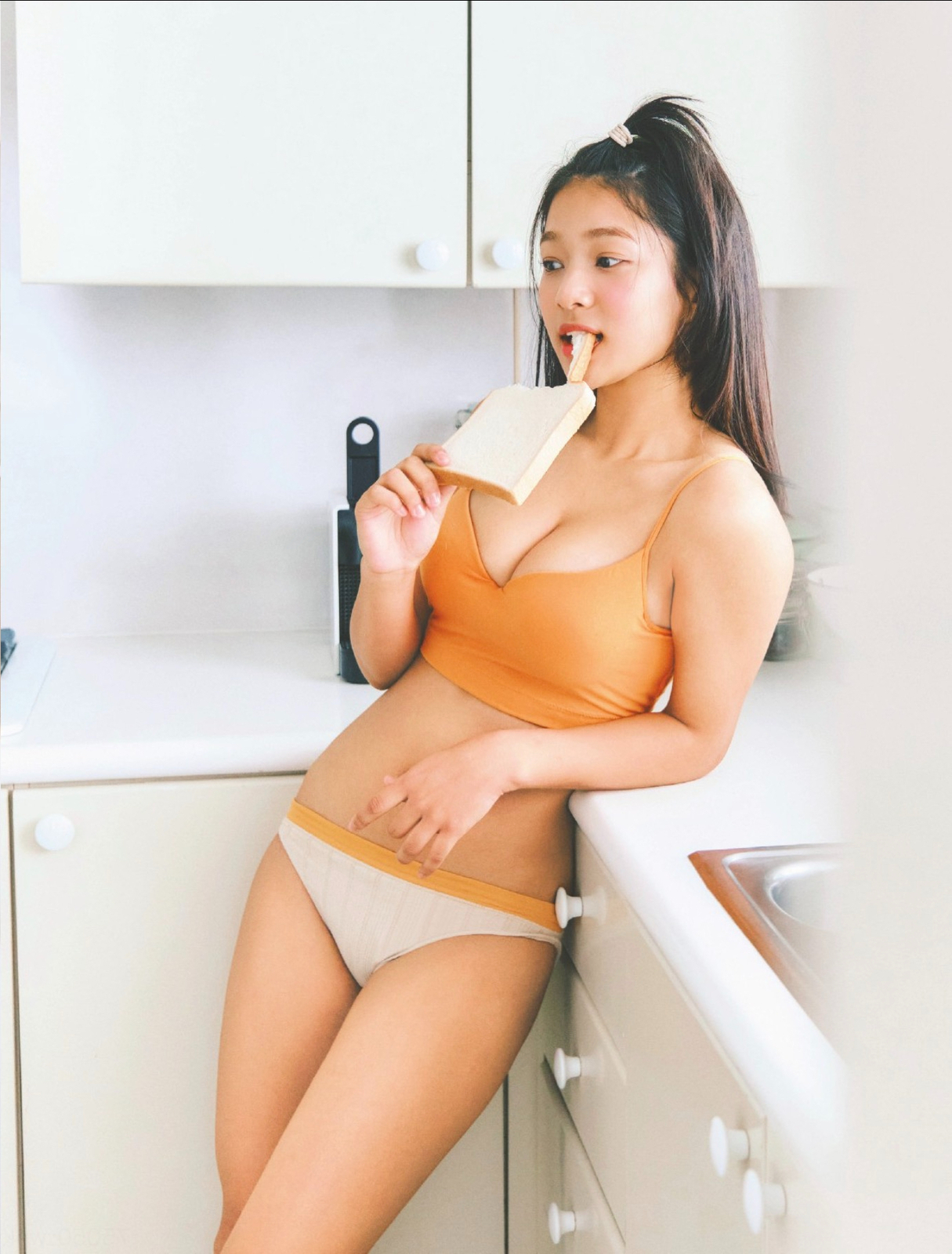 虹咲カリナ水着画像