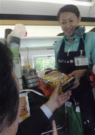 カリスマ 車内 販売員 茂木久美子さん 316-450