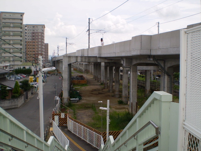 72 ひがし 陸橋を のぼって したを みる