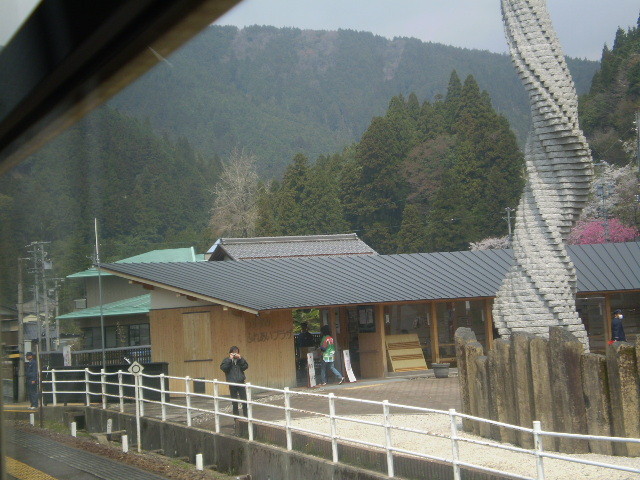 110416-70 樽見の ホームから みた うすずみふれあいプラザ