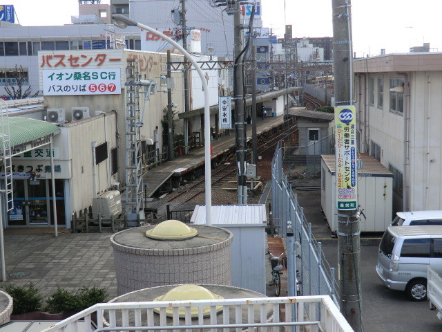 120108 北勢線 (5) 13:11 連絡 通路から みおろす 西桑名駅