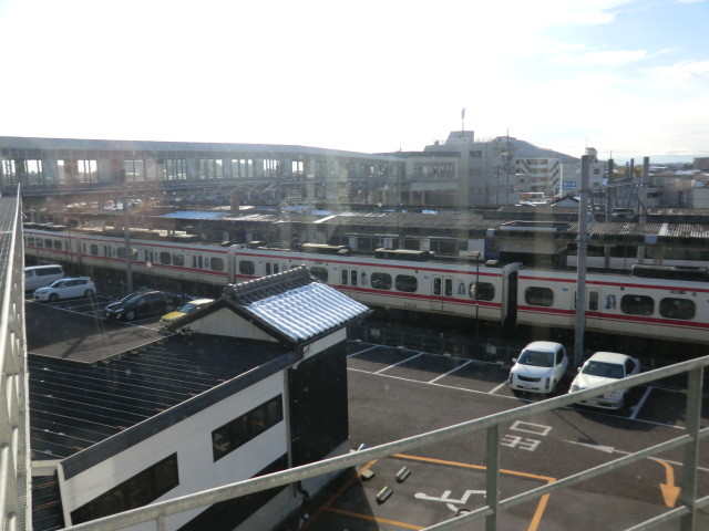 121212 高山線と 新鵜沼 (30) 13:54 鵜沼 空中 歩道から 新鵜沼を みる 01
