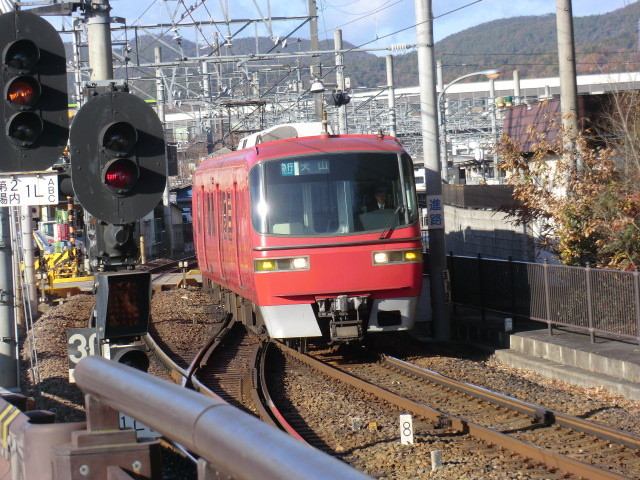 121212 高山線と 新鵜沼 (36) 14:12 新鵜沼を でた 犬山 いき 急行