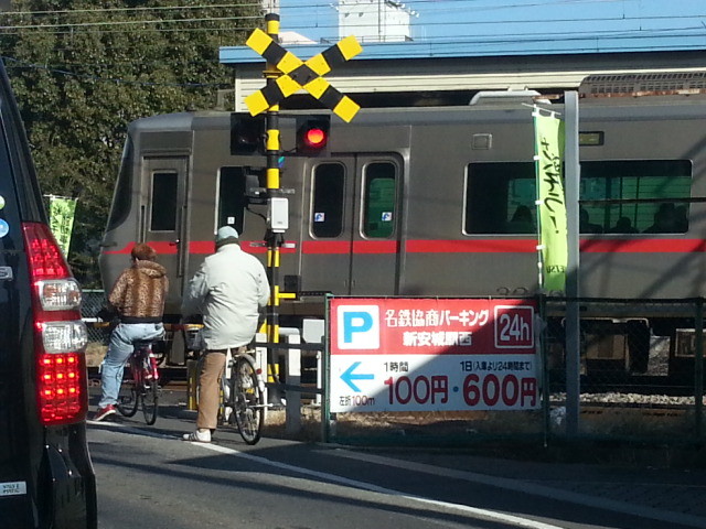 20140124 10.55.10 新安城 ふみきり あがり ぎんいろ 電車